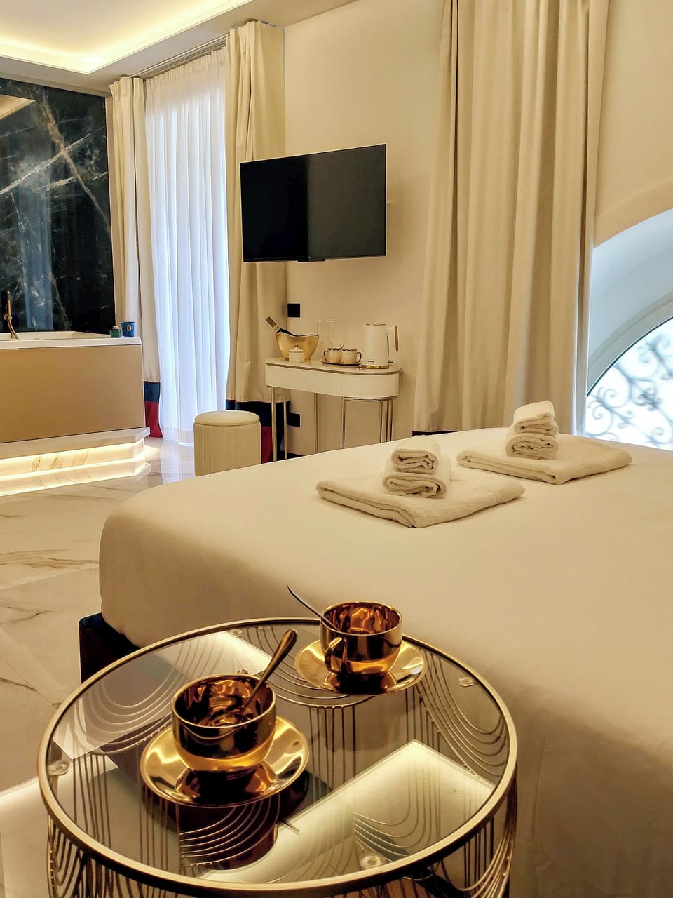 Honeymoon Room, City View | Desk, free WiFi