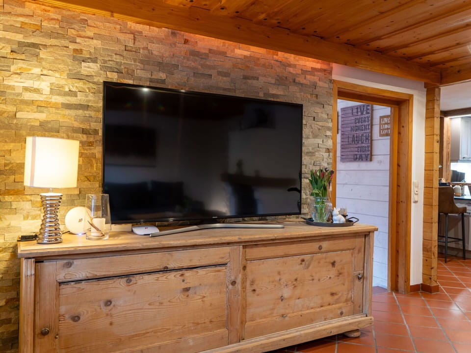Furniture, Wood, Flooring, Interior Design, Television, Floor, Living Room, Room