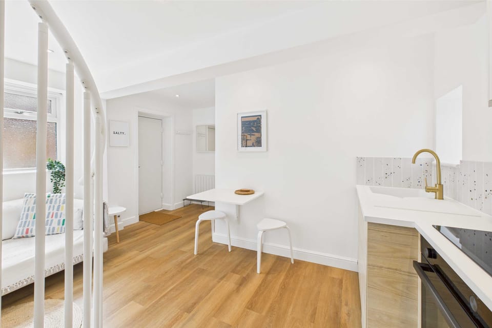 House | 1 bedroom, desk