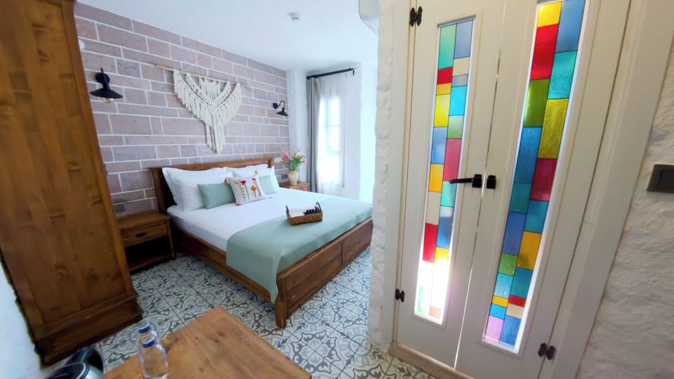 Comfort Double Room, City View | Bathroom | Eco-friendly toiletries, hair dryer, slippers, towels