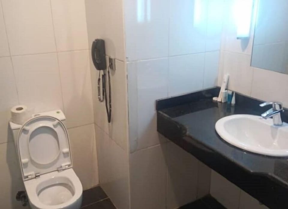 Combined shower/tub, towels, soap, toilet paper