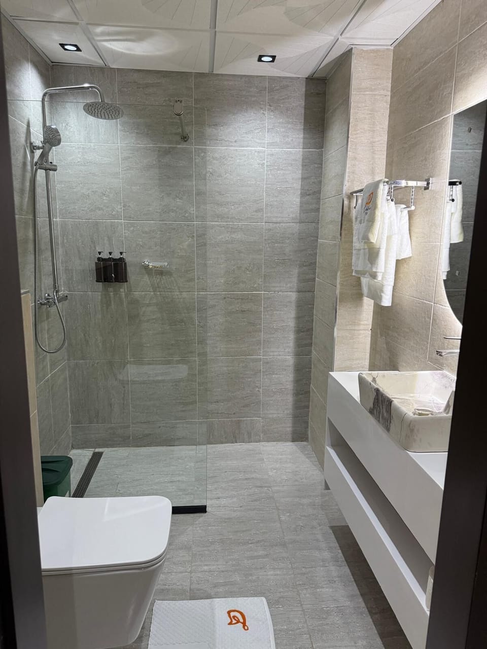 Deluxe Double Room, Balcony | Bathroom | Eco-friendly toiletries, slippers, towels, soap