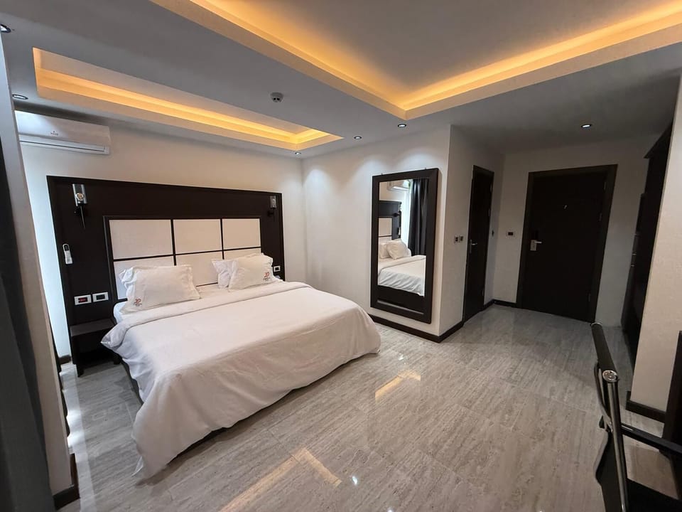 Deluxe Double Room, Balcony | Individually decorated, desk, laptop workspace, soundproofing