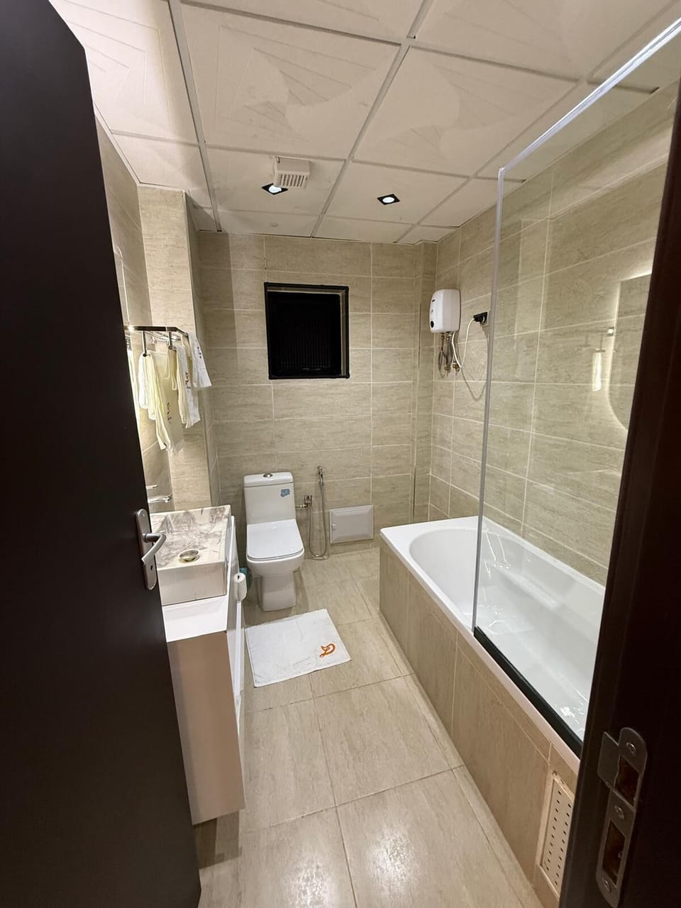 Superior Suite, Balcony | Bathroom | Eco-friendly toiletries, slippers, towels, soap
