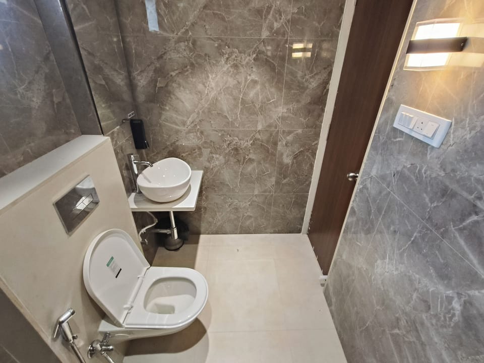 Deluxe Room | Bathroom | Shower, towels, soap, shampoo