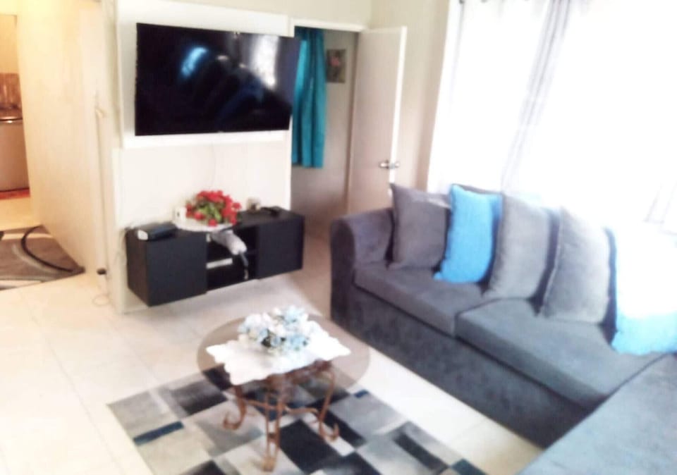 Apartment, 2 Bedrooms, Accessible, Smoking | Living room | Books