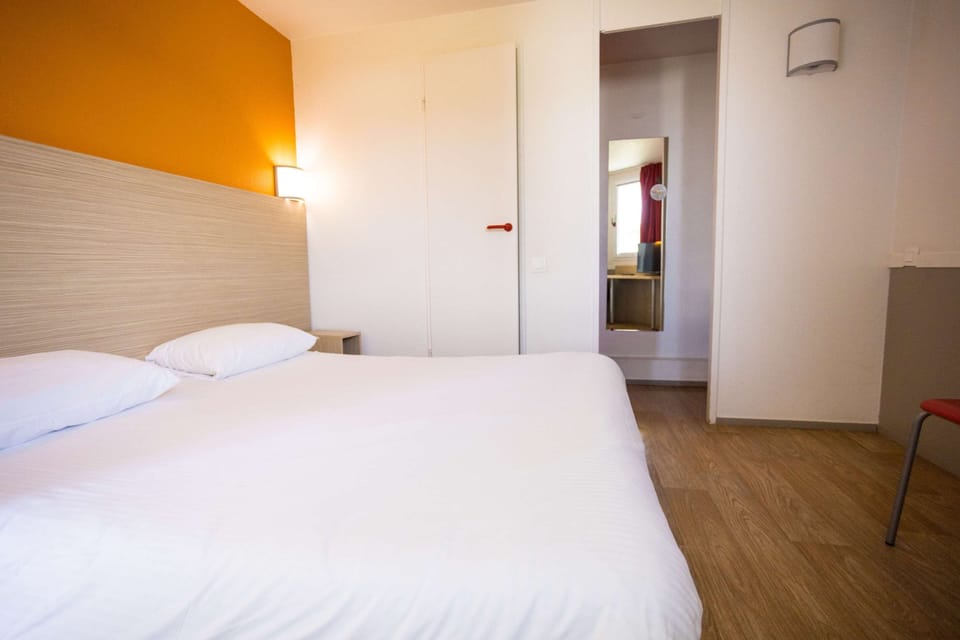 Standard Room, 1 Double Bed | Desk, blackout drapes, free WiFi, bed sheets