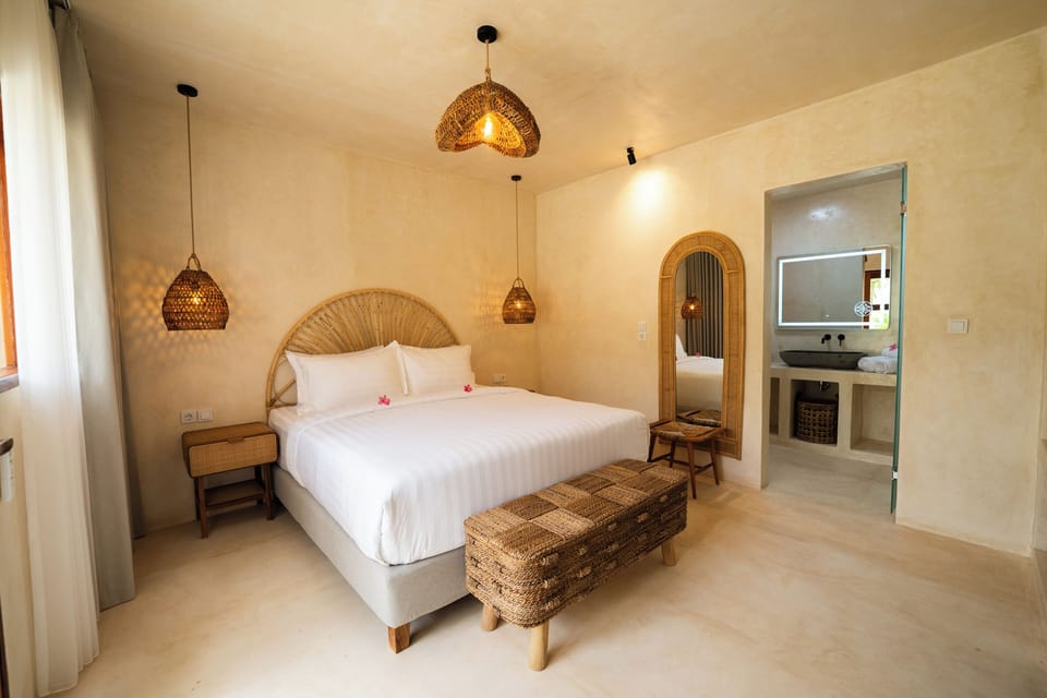 Minibar, in-room safe, laptop workspace, blackout drapes