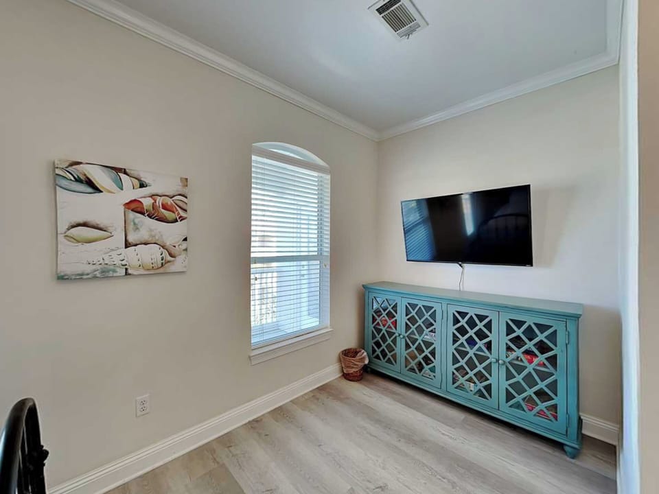 Fourth Bedroom - Smart TV - Third Floor