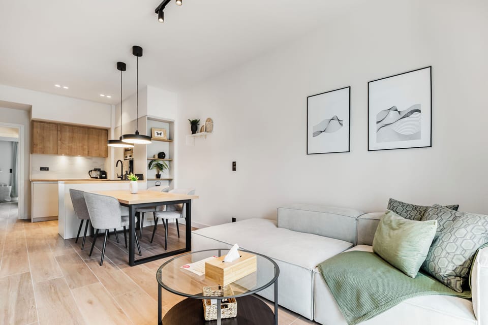 Apartment, 2 Bedrooms, Kitchen, City View | Living room | 42-inch TV with digital channels, streaming services