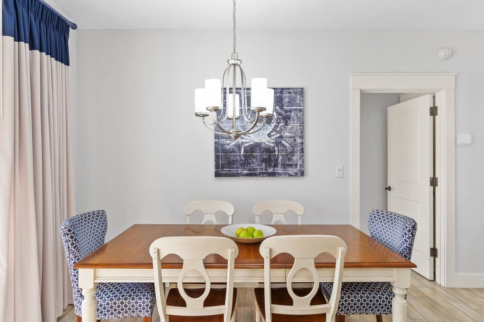 Dining Seats 6