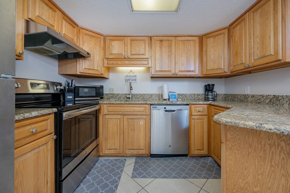 Condo, 2 Bedrooms | Private kitchen | Fridge, oven, coffee/tea maker