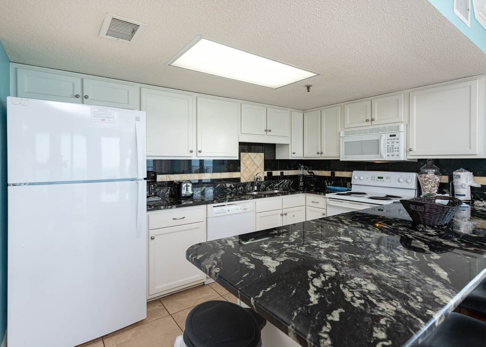 Condo, 3 Bedrooms | Private kitchen | Coffee/tea maker, fridge, oven