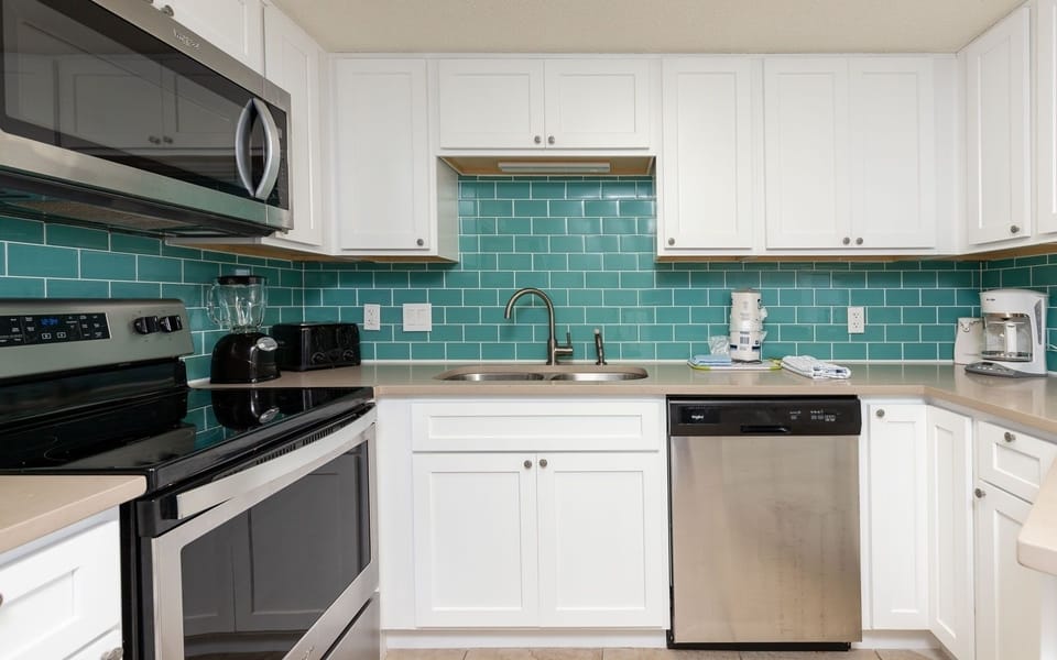 Condo, 2 Bedrooms | Private kitchen | Fridge, oven, coffee/tea maker