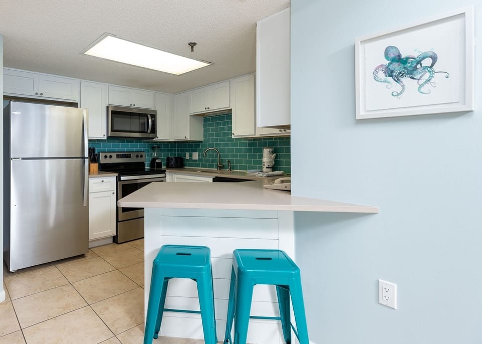 Condo, 2 Bedrooms | Private kitchen | Fridge, oven, coffee/tea maker
