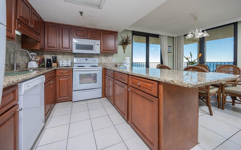 Condo, 3 Bedrooms | Private kitchen | Fridge, oven, coffee/tea maker