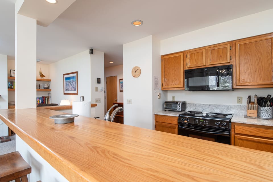 Condo, 2 Bedrooms | Private kitchen | Fridge, oven, coffee/tea maker, toaster