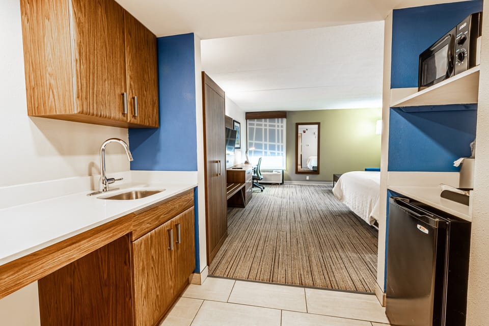 Standard Room, 1 King Bed, Accessible, Microwave (Mobility, Accessible Tub) | Room amenity
