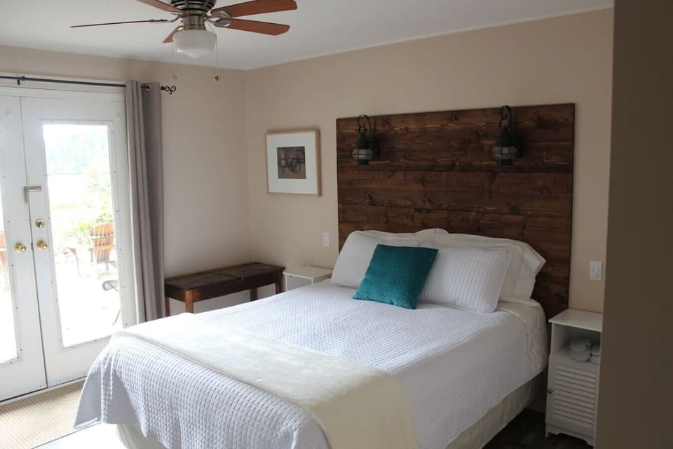 Inner Cove Queen platform bed