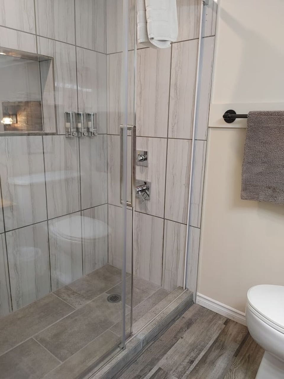 Inner Cove three piece ensuite with double head and bench shower