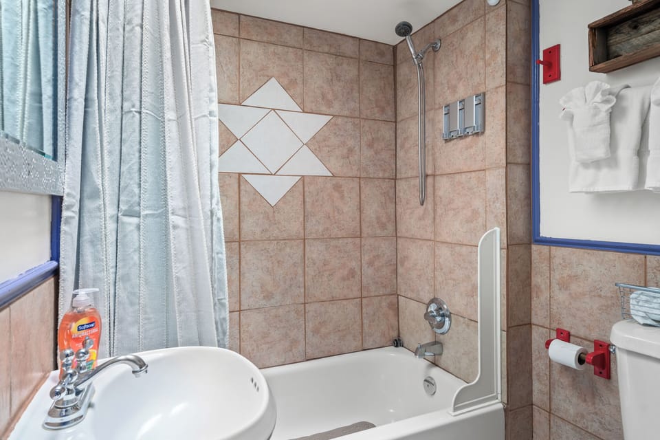 Full bathroom with shower/tub combo
