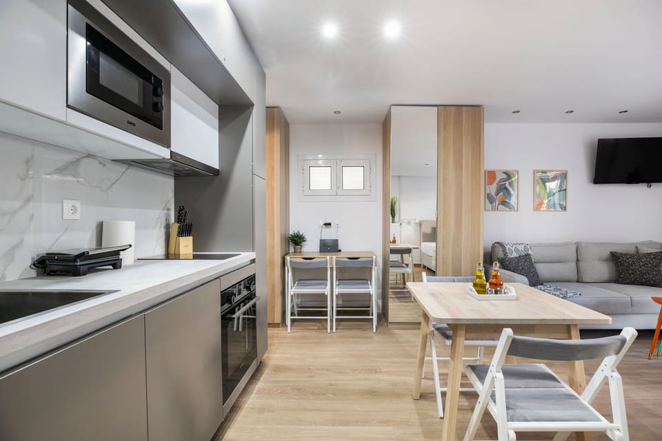 Studio, 1 Double Bed, Kitchen, City View | Private kitchen | Full-size fridge, microwave, oven, stovetop