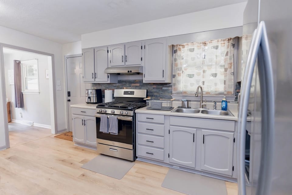 Full kitchen w/ airfryer, toaster, microwave, coffee pot and cooking essentials