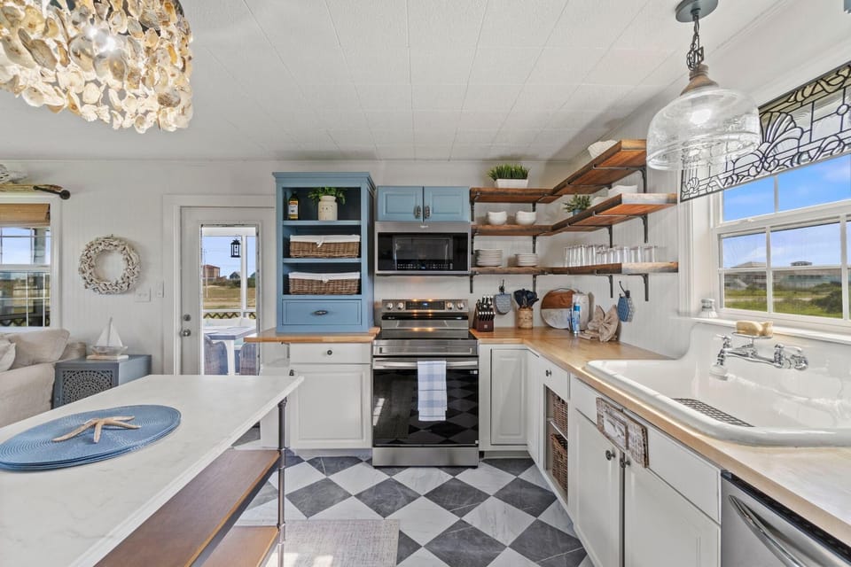 House, Multiple Beds (Latitude Adjustment Beach House) | Private kitchen