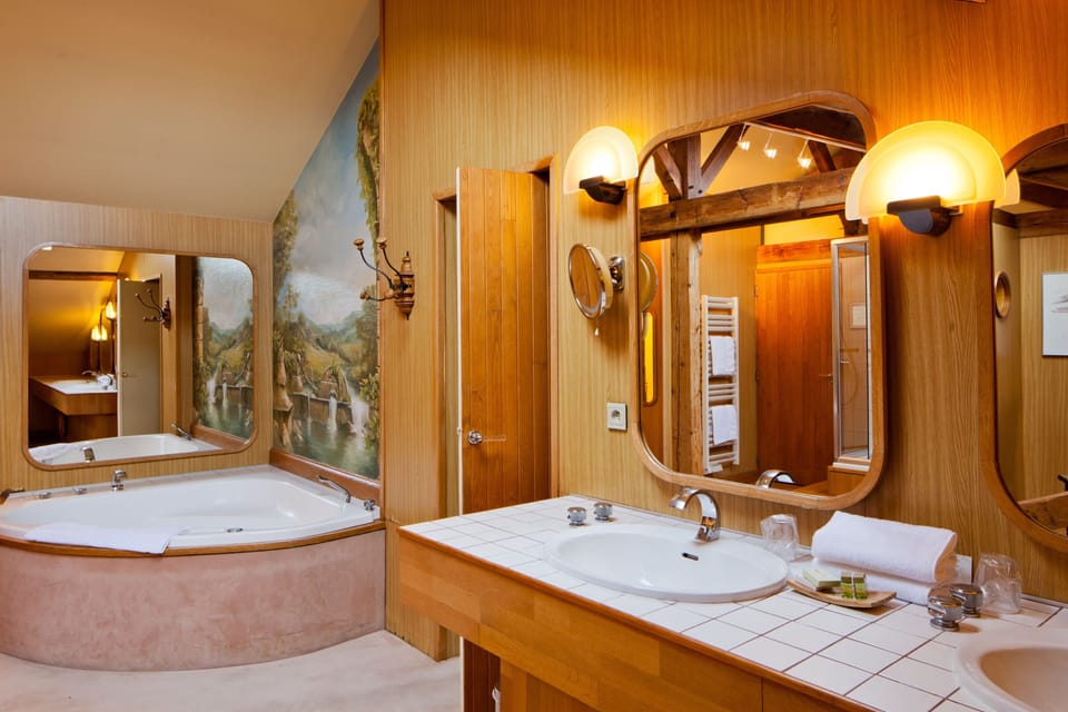 Luxury Suite | Bathroom | Hair dryer, towels, soap, shampoo