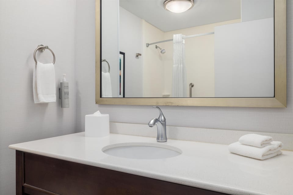 Combined shower/tub, free toiletries, towels