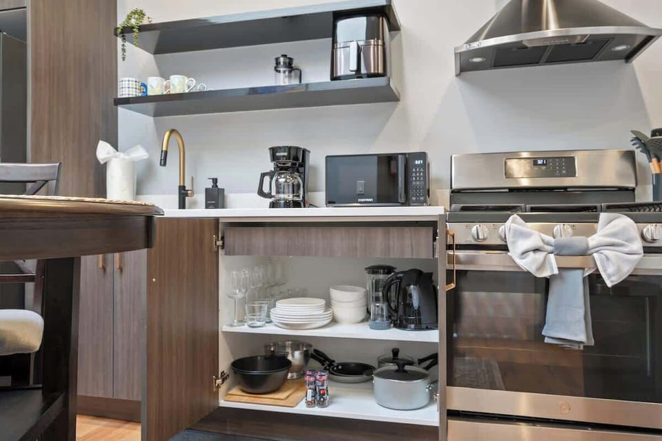 Fully equipped kitchen, perfect for cooking and dining in

