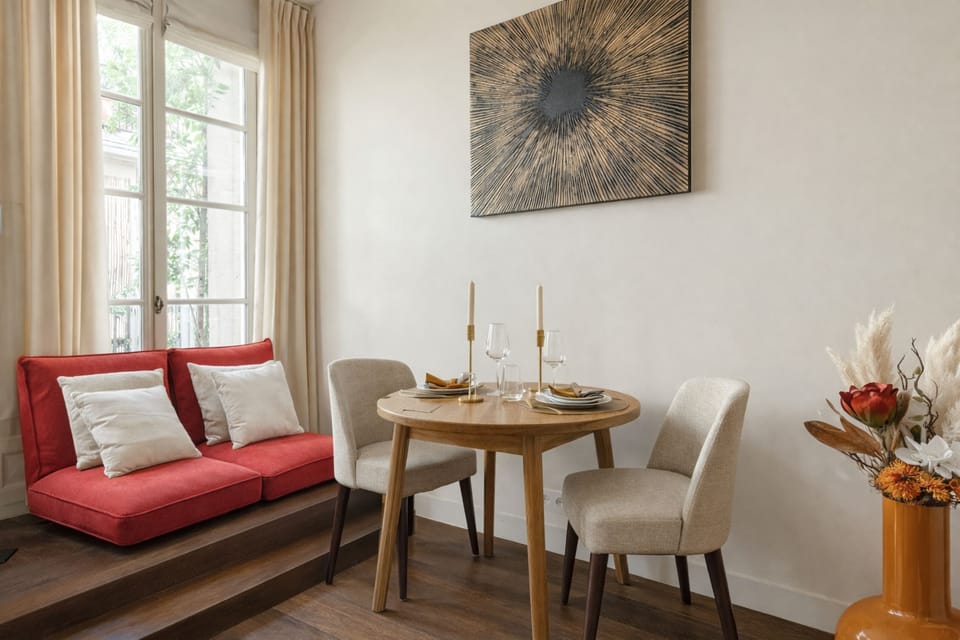 Deluxe Studio, Courtyard View | Living area