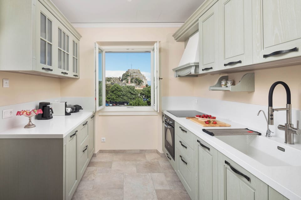 Classic Apartment, City View | Private kitchen | Electric kettle, toaster