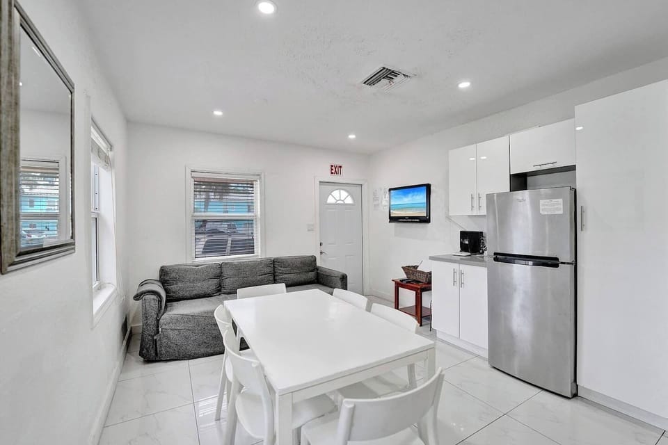 Living Room: Modern design with inviting seating, perfect for unwinding after beach adventures!