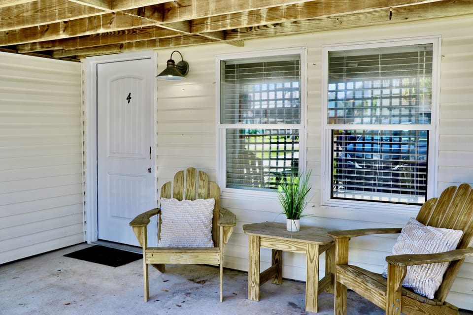 Private covered front patio.
