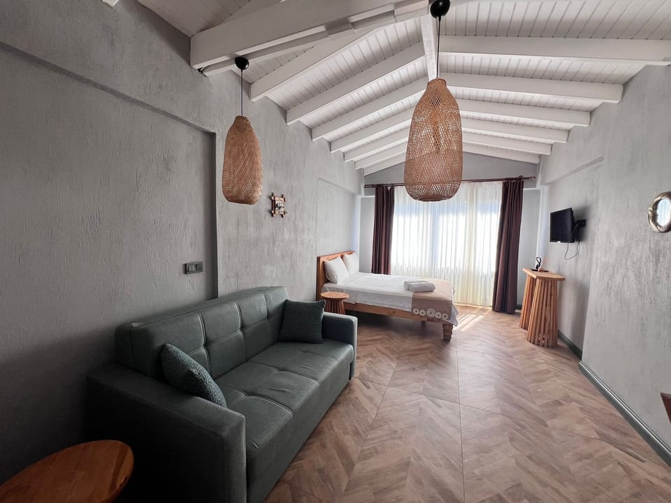 Deluxe Room, Garden View | Iron/ironing board (on request), WiFi (free)