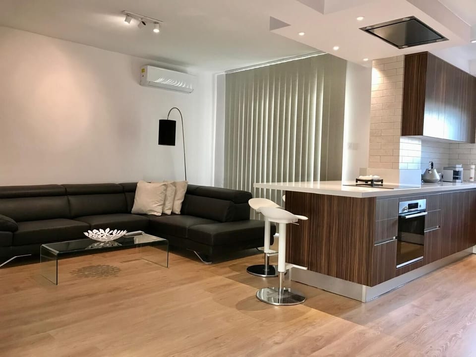 Deluxe Apartment, 1 Queen Bed, Kitchenette, Beach View | Living area
