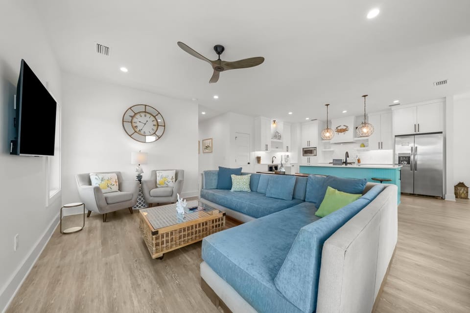 House, Beach View | Living area | 55-inch Smart TV with digital channels, Netflix, Hulu