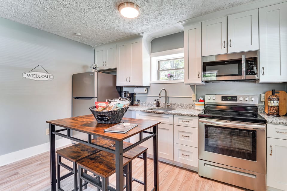 Kitchen & Dining Area