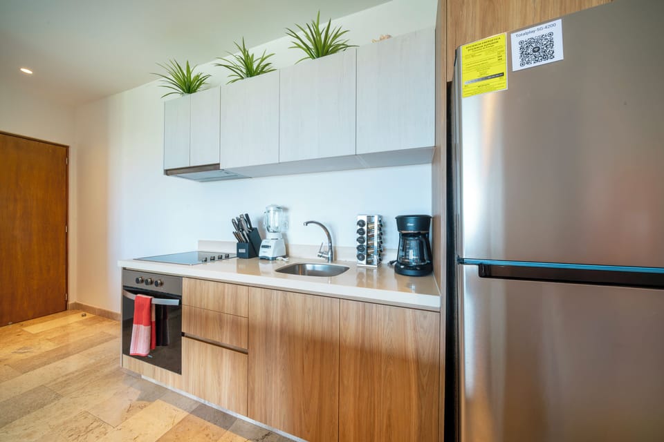 Deluxe Condo, Balcony, City View | Private kitchen