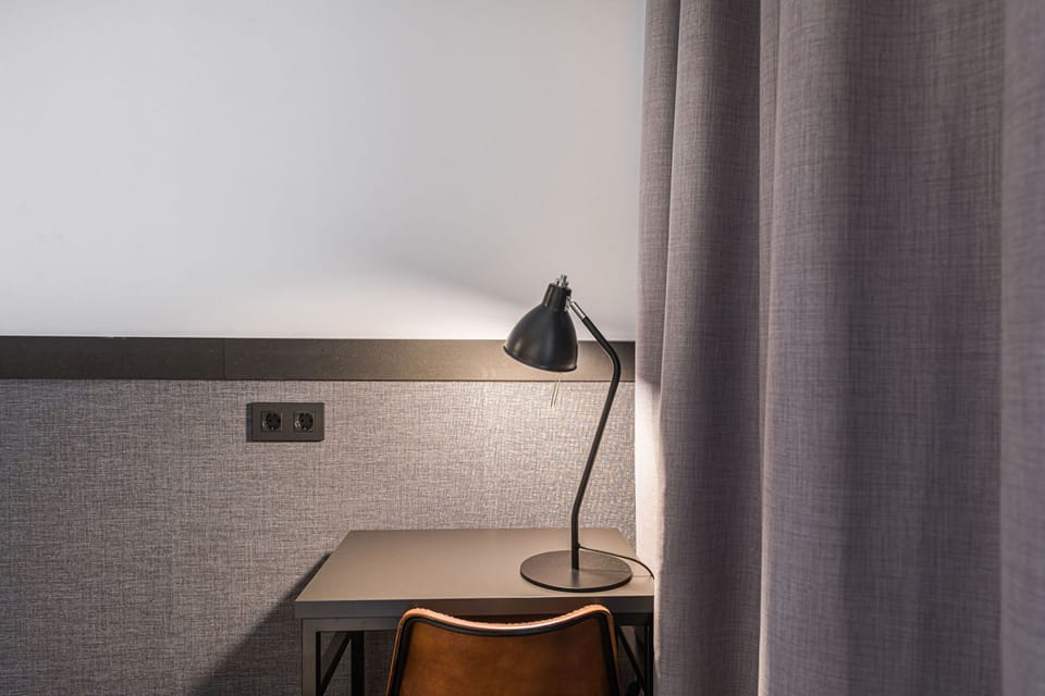 Desk, laptop workspace, soundproofing, free WiFi