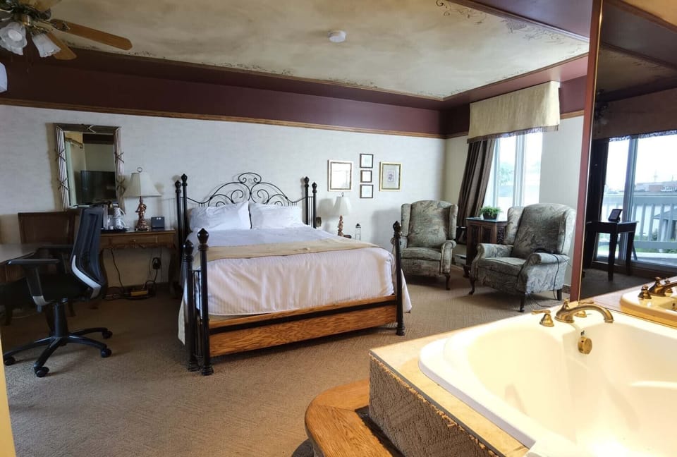 Deluxe Room, 1 Queen Bed, Hot Tub | Desk, free WiFi, bed sheets