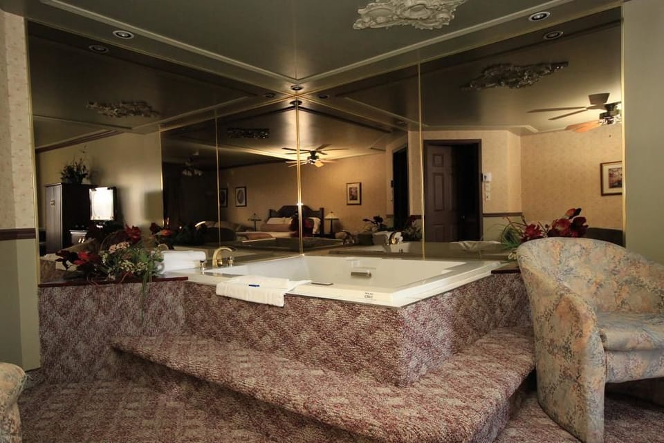 Deluxe Room, 1 Queen Bed, Hot Tub | Jetted tub