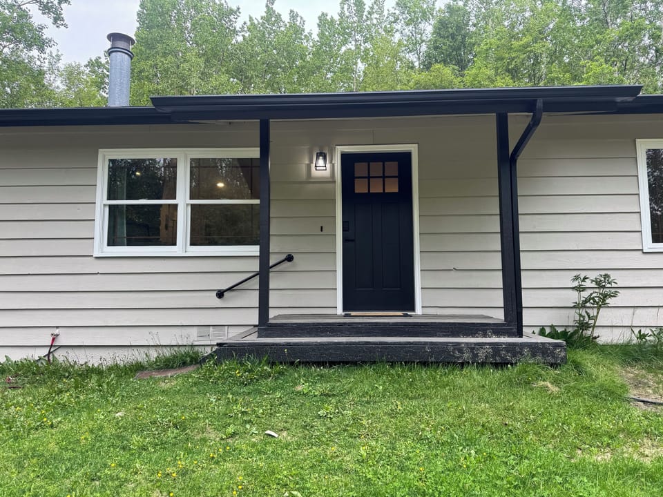 Quiet Wasilla neighborhood — minutes to highway; Easy self-check-in