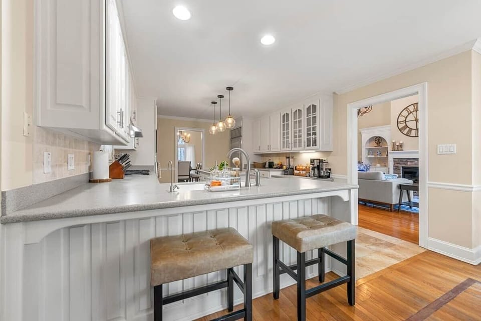 Cozy island seating, perfect for a quick bite or morning coffee.