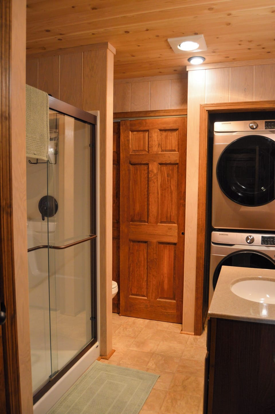 Main bathroom with full sized washer and dryer