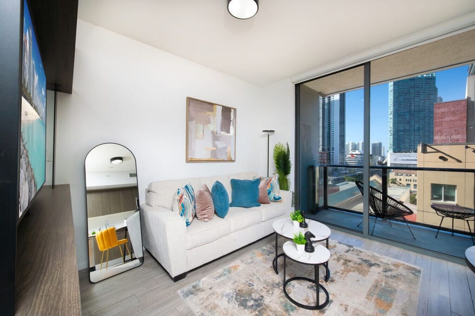 Enjoy the bright and airy living room with seamless flow to the balcony and stunning urban vistas