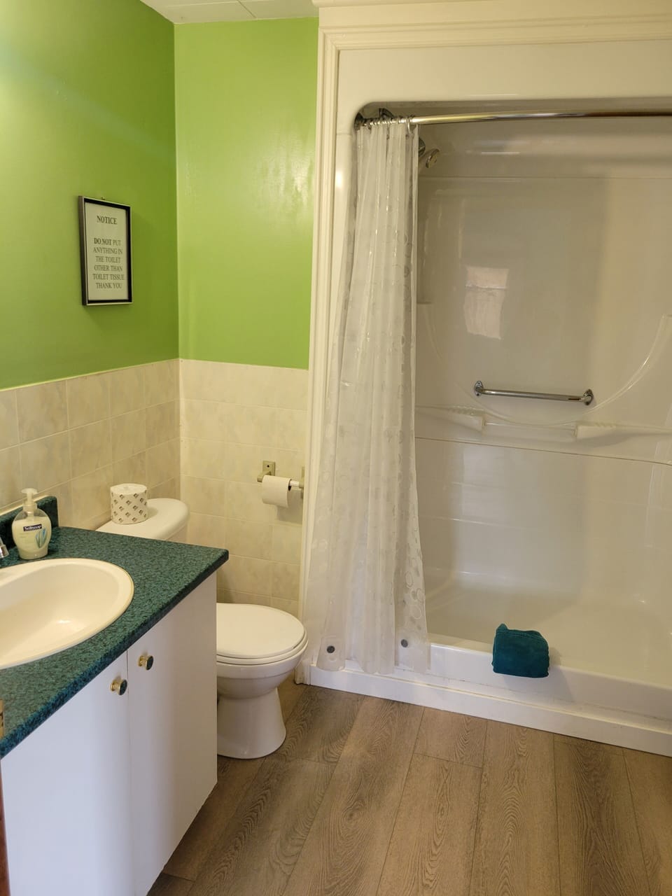 Cottage #5 | Bathroom | Combined shower/tub, hair dryer, towels
