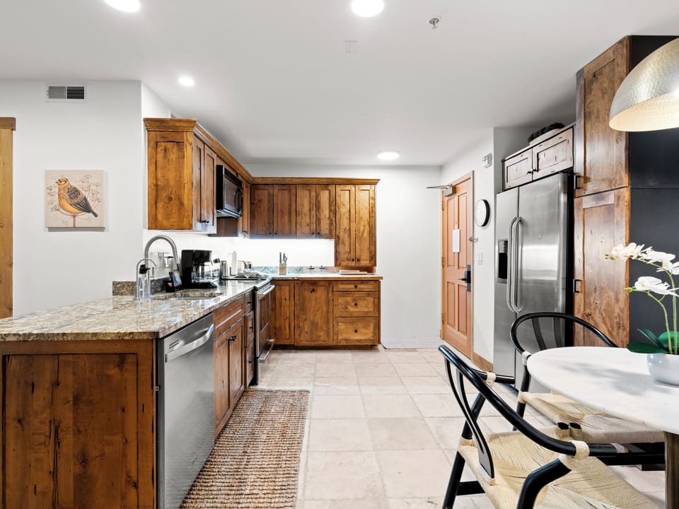 Kitchen / Dining Area
