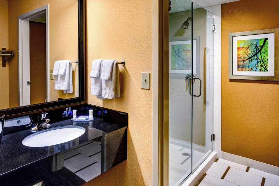 Combined shower/tub, hair dryer, towels